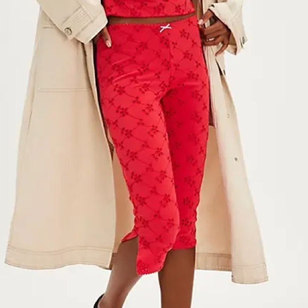 Free People Full Bloom
Eyelit Capri Pants
